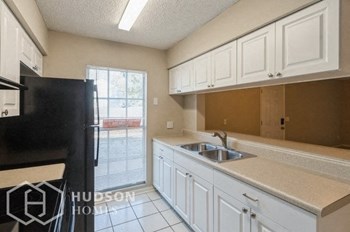 Hudson Homes Management Single Family Home For Rent Pet Friendly 6115 Oak Cluster Circle Tampa FL 33634 2 bedrooms 2.5 bathrooms ceiling fans refrigerator laundry room attached garage screened porch fenced yard - Photo Gallery 7