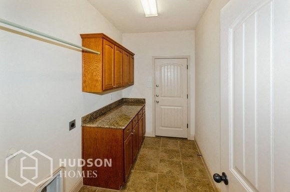 Hudson Homes Management Single Family Home For Rent Pet Friendly remodeled kitchen remodeled bathroom beautiful 121 Windermere St	Waxahachie TX	75165