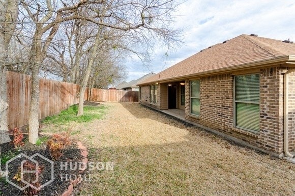 Hudson Homes Management Single Family Home For Rent Pet Friendly remodeled kitchen remodeled bathroom beautiful 121 Windermere St	Waxahachie TX	75165