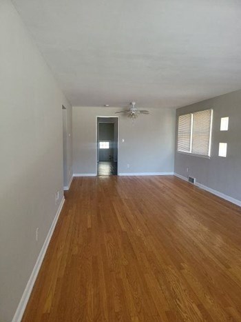 14542 Sherman Ave 3 Beds House for Rent - Photo Gallery 4