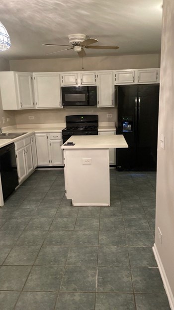 Hudson Homes Management Single Family Homes- 14 DOGWOOD CT, LAKE IN THE HILLS, IL 60156 - Photo Gallery 3