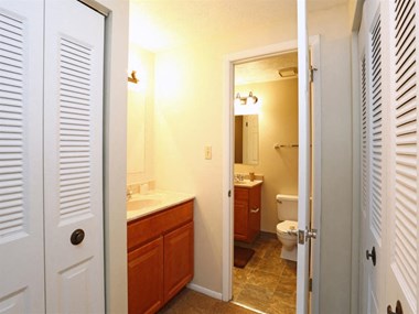 Townhome Bath - Photo Gallery 4