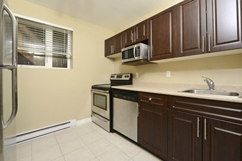 Studio Suite Kitchen at 43 Edmonton Apartment Suites in Winnipeg - Photo Gallery 3