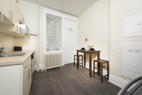 Apartments for rent in Winnipeg - Kitchen at 626 Jessie Apartment