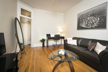 One Bedroom Living room at 626 Jessie Spacious Apartment Suites - Photo Gallery 3