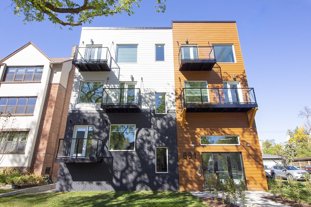 881 Grosvenor Avenue