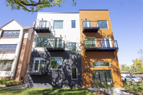 881 Grosvenor Avenue