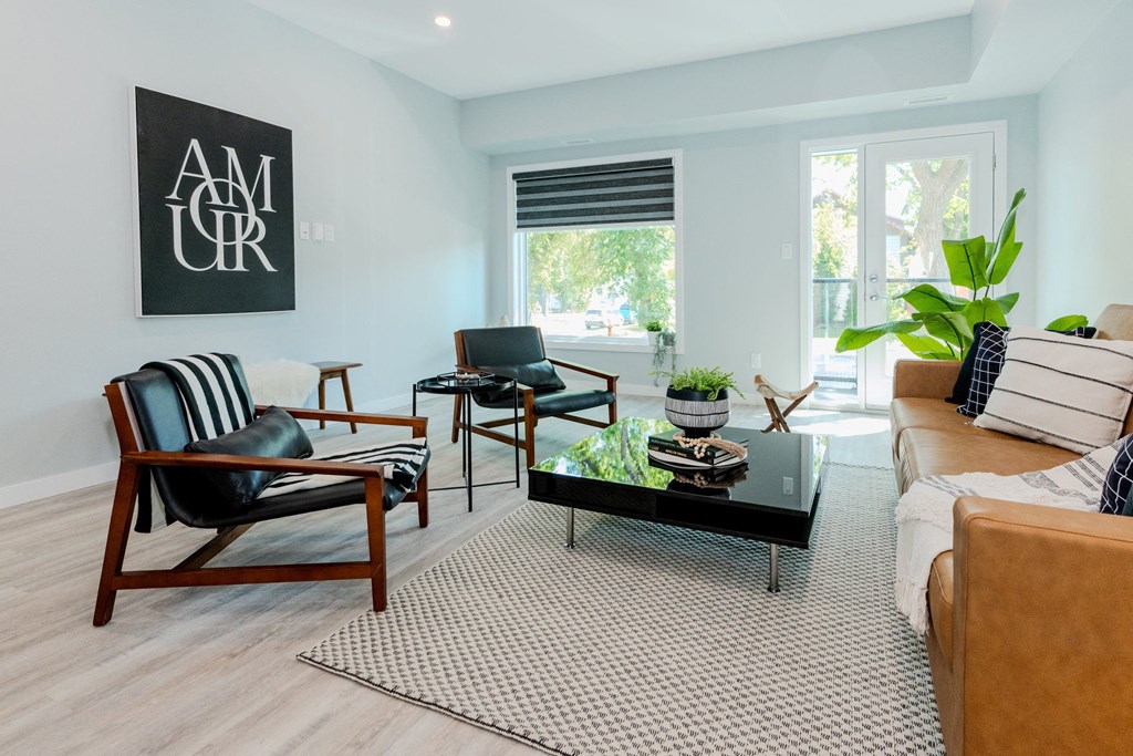 881 Grosvenor Avenue