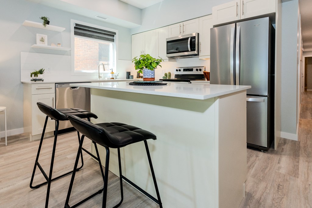 881 Grosvenor Avenue