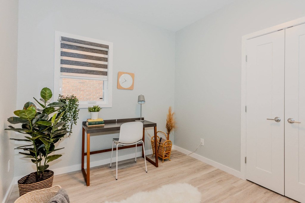 881 Grosvenor Avenue