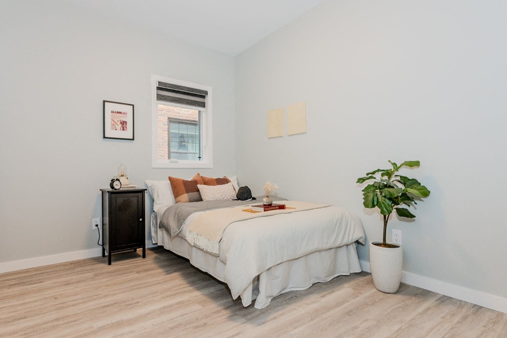 881 Grosvenor Avenue