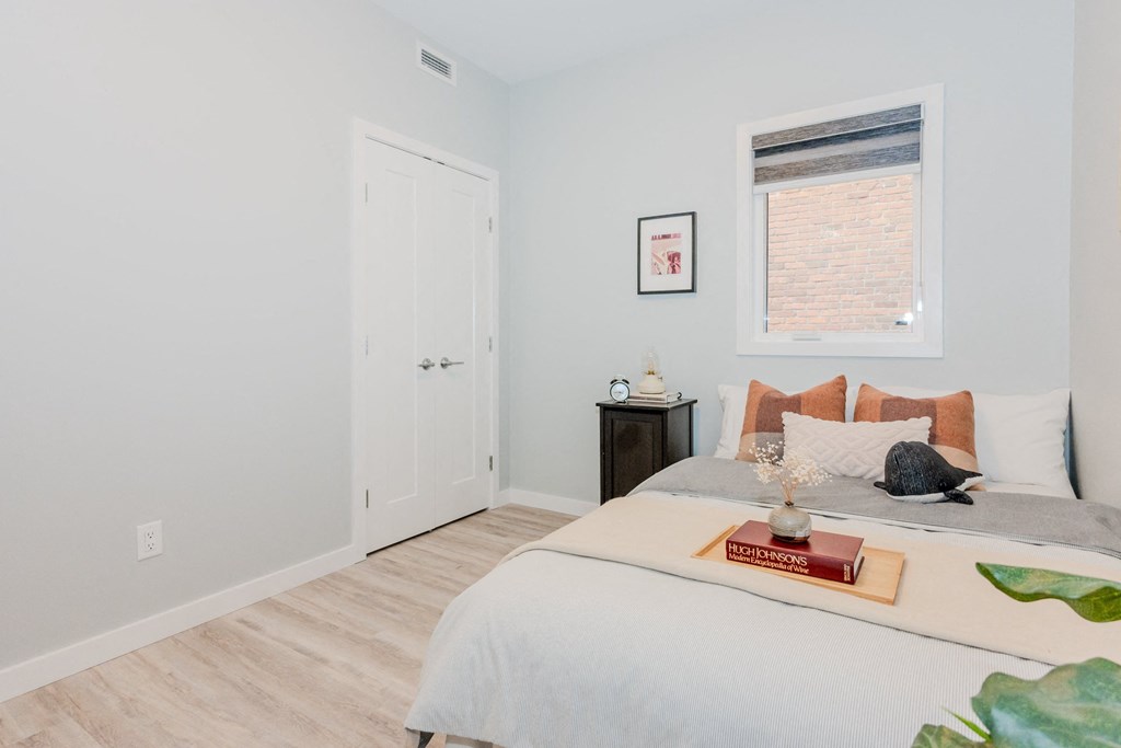 881 Grosvenor Avenue