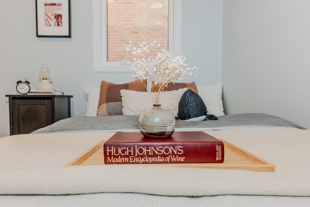 881 Grosvenor Avenue