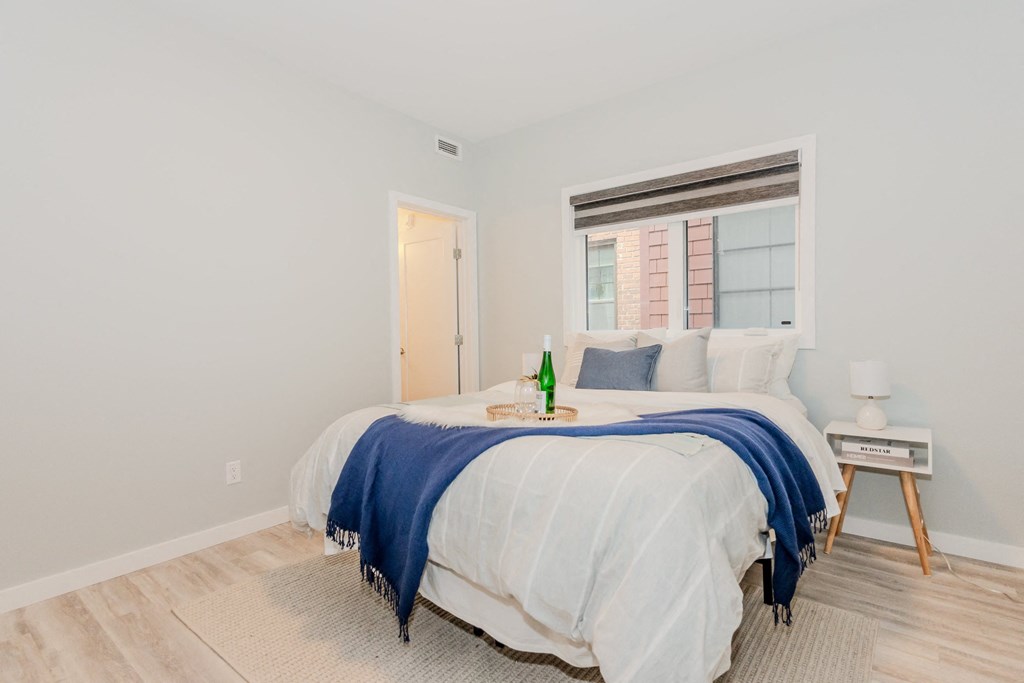 881 Grosvenor Avenue