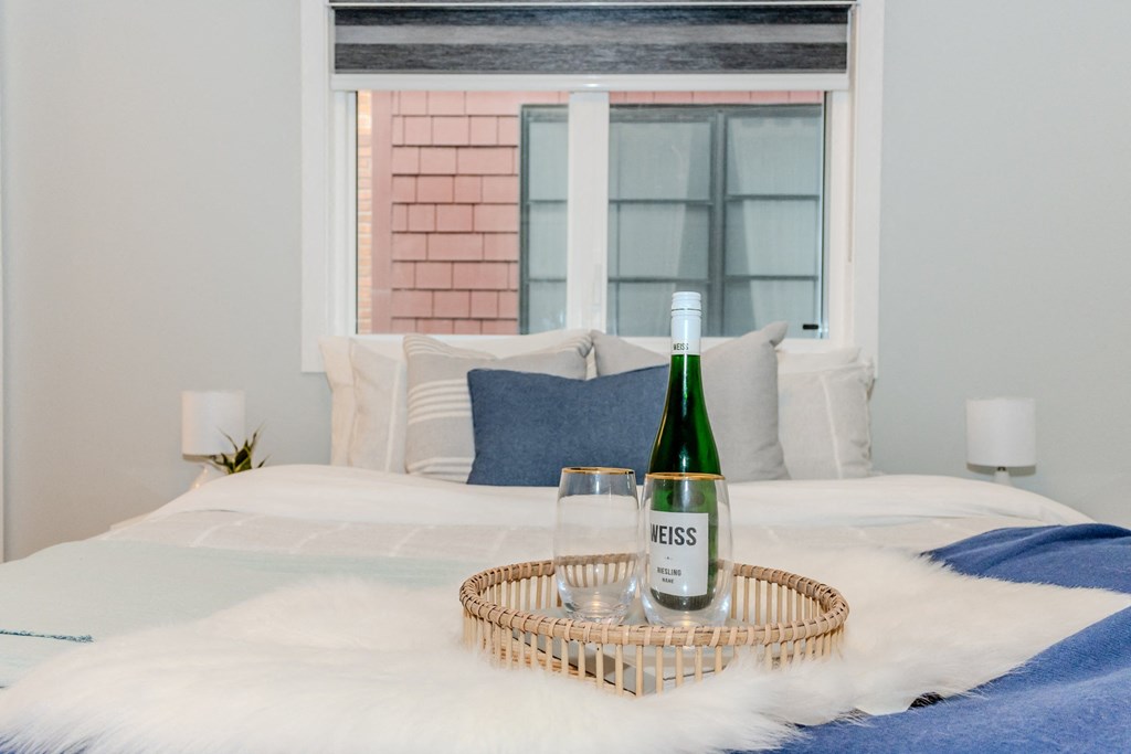 881 Grosvenor Avenue