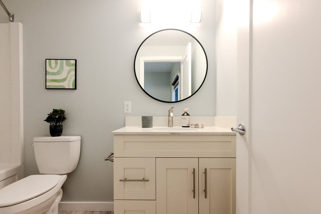 881 Grosvenor Avenue