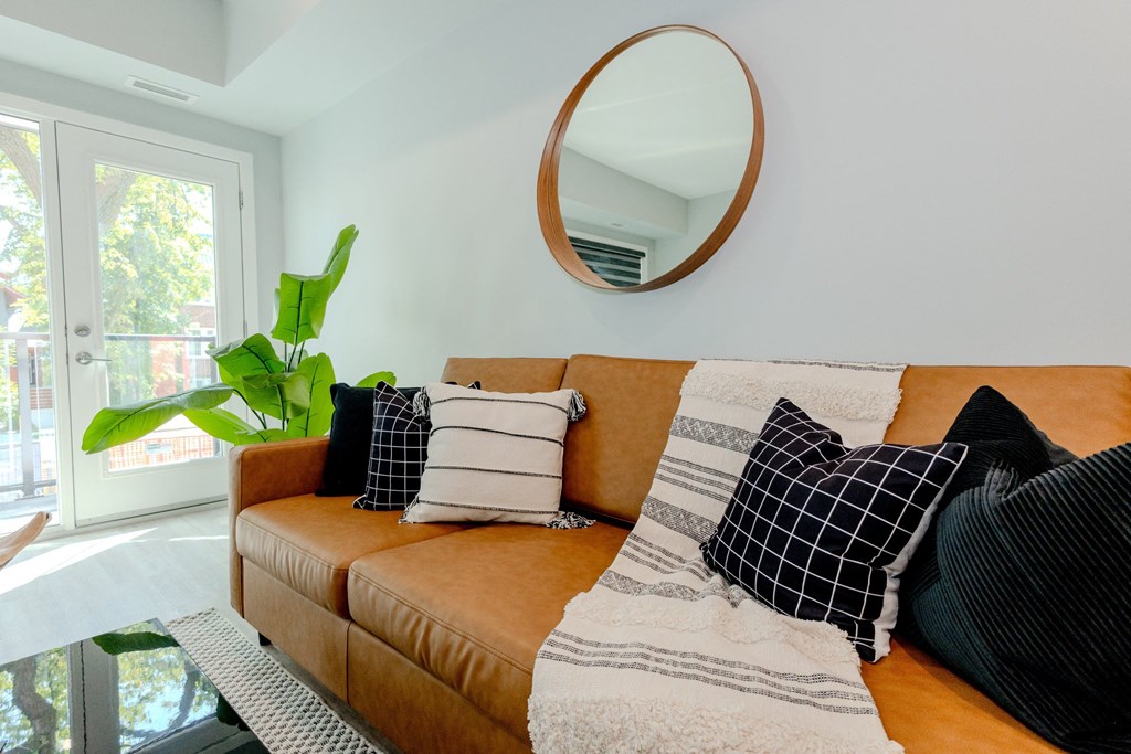 881 Grosvenor Avenue