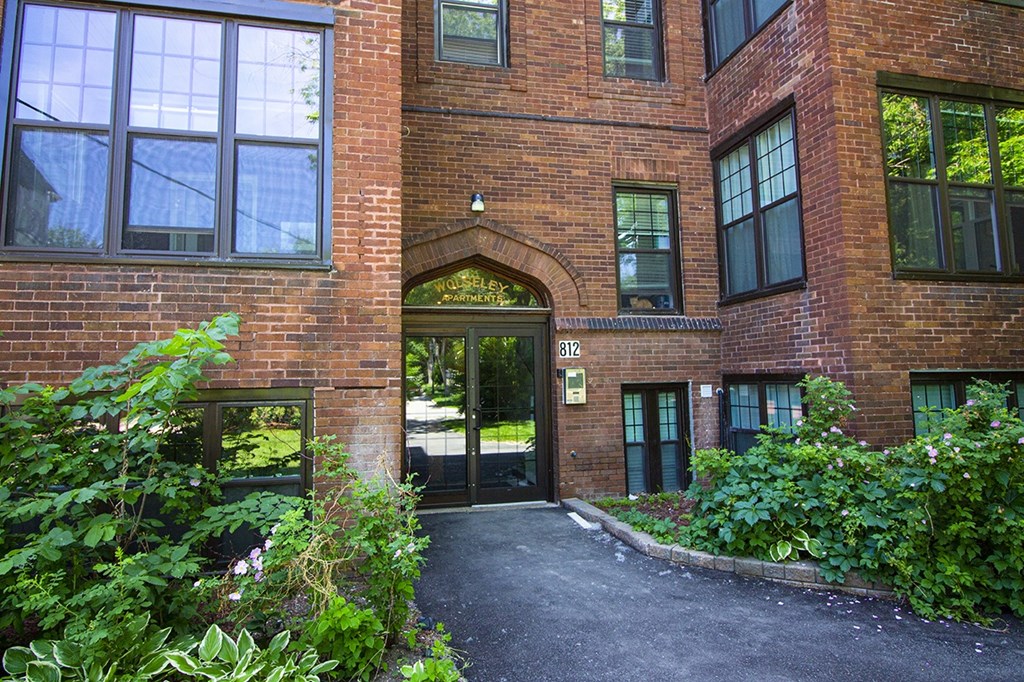 Exterior of 812 Wolseley Luxury Apartment for rent in Winnipeg