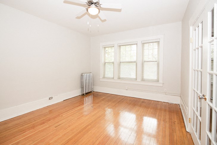 Living area at 573 Warsaw Apartment Suites for rent in Canada