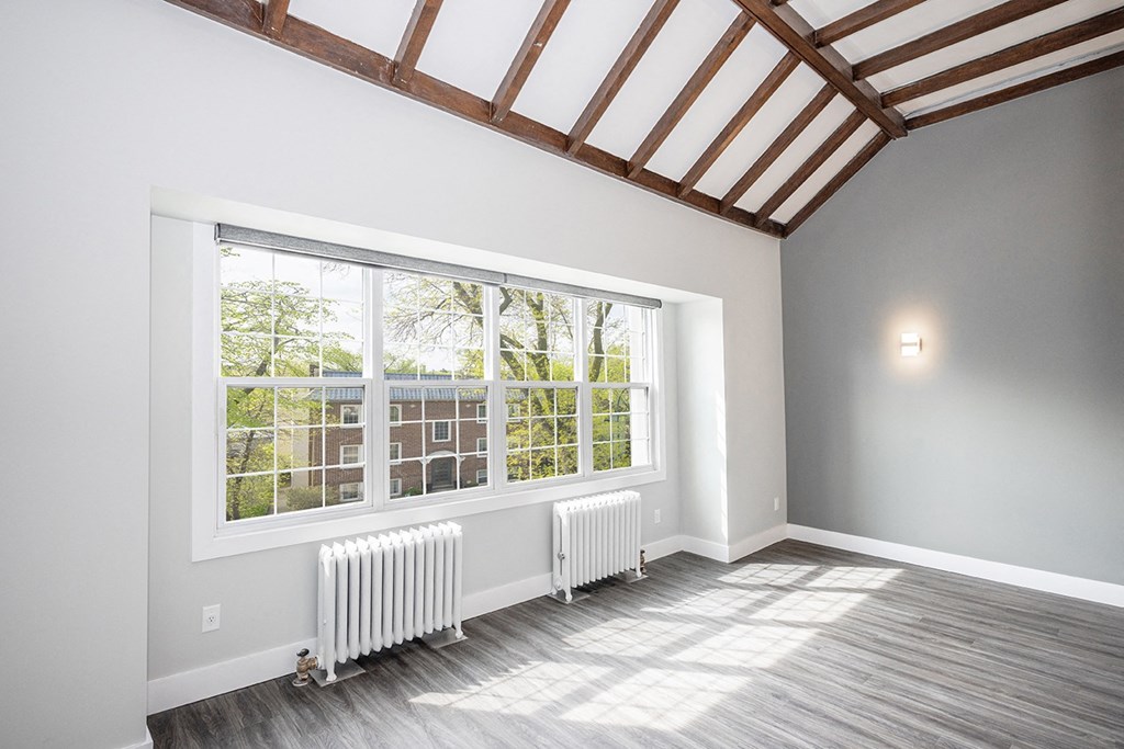 883 Grosvenor Avenue