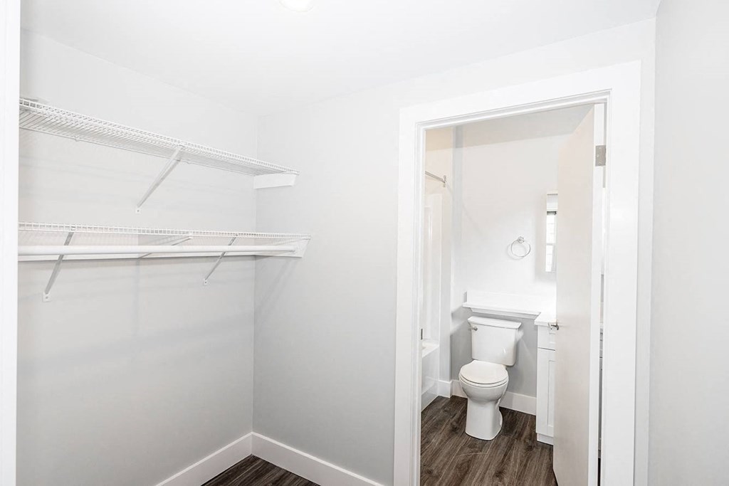 883 Grosvenor Avenue