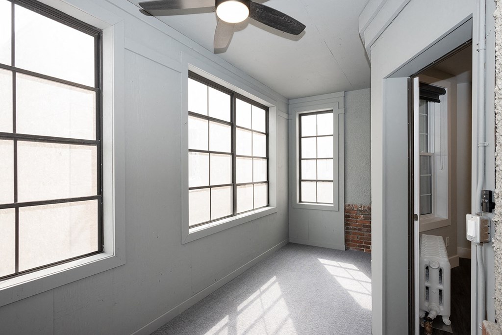 883 Grosvenor Avenue