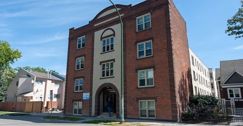 370 Stradbrook Apartment