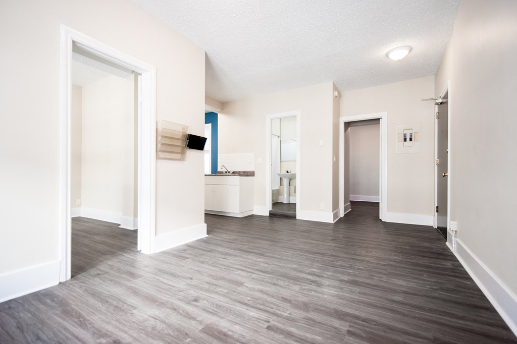 389 Balmoral Apartment