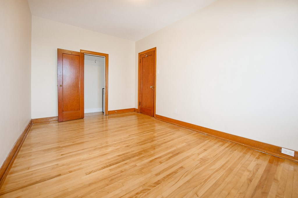 370 Stradbrook Apartment