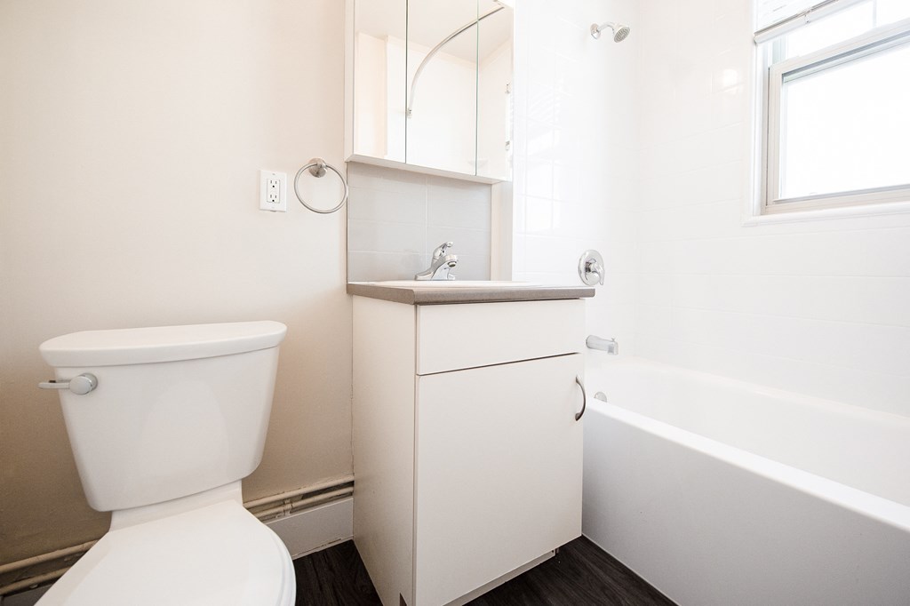 370 Stradbrook Apartment