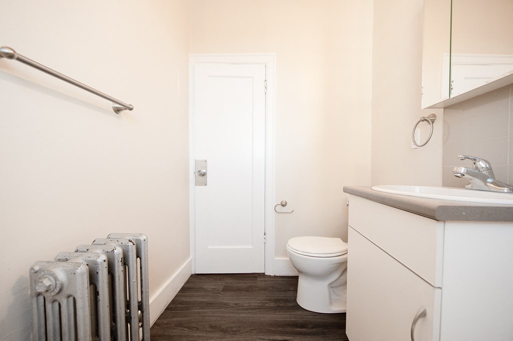 370 Stradbrook Apartment