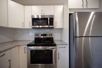 Renovated Three Bedroom 109 Clarke Duplex House Rental - Photo Gallery 5
