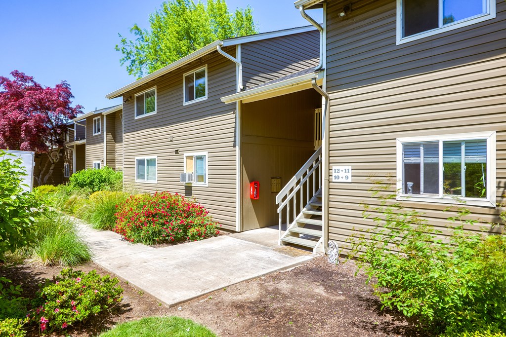 the apartments at masse corner 205 exterior at Chalet, Oregon