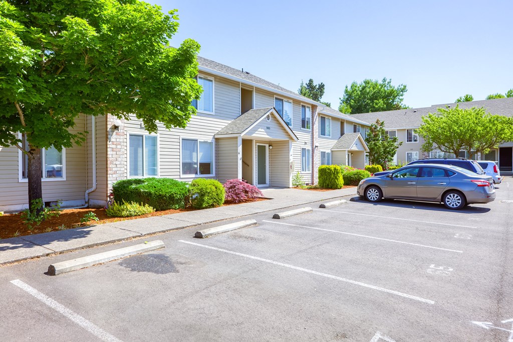 a parking lot at the whispering winds apartments in pearland, tx