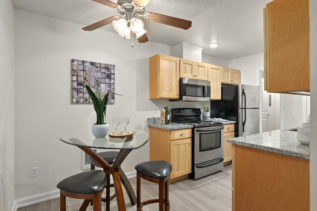 the preserve at ballantyne commons apartment kitchen and dining area