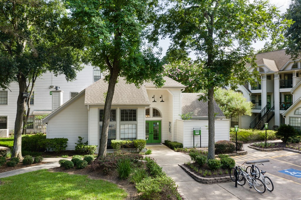 Outdoor garden at The Grove at White Oak Apartments, The Barvin Group, Houston