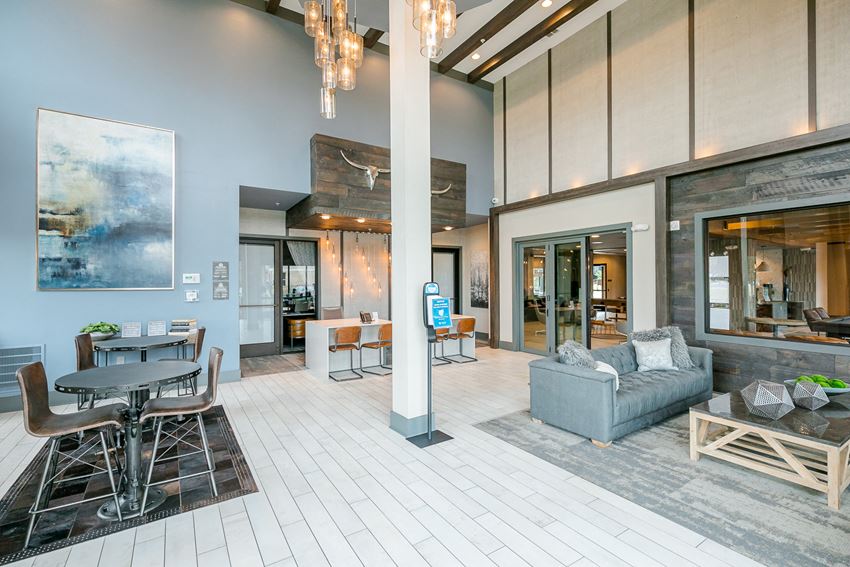 Los Altos Trinity Green Apartments, 990 Singleton Blvd, Dallas, TX