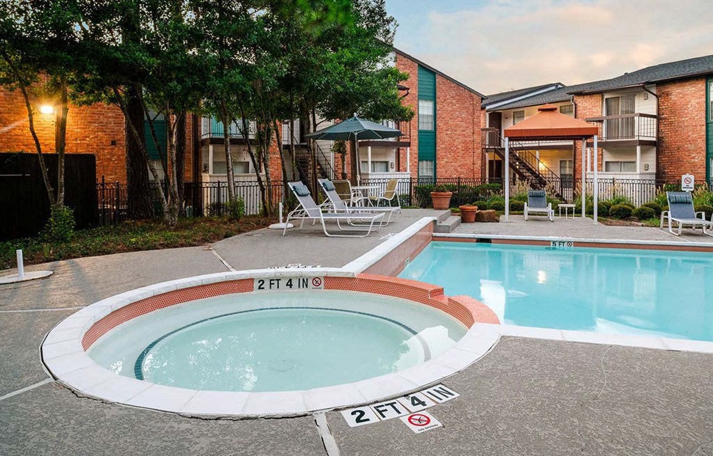 Hot Tub at The Daphne Apartments, The Barvin Group, Houston, TX, 77054