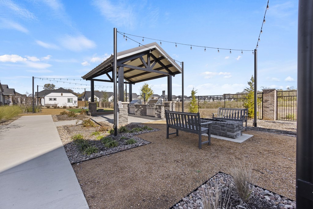 BBQ and picnic areas at Avilla Lakeridge in Arlington, Tx 76002.