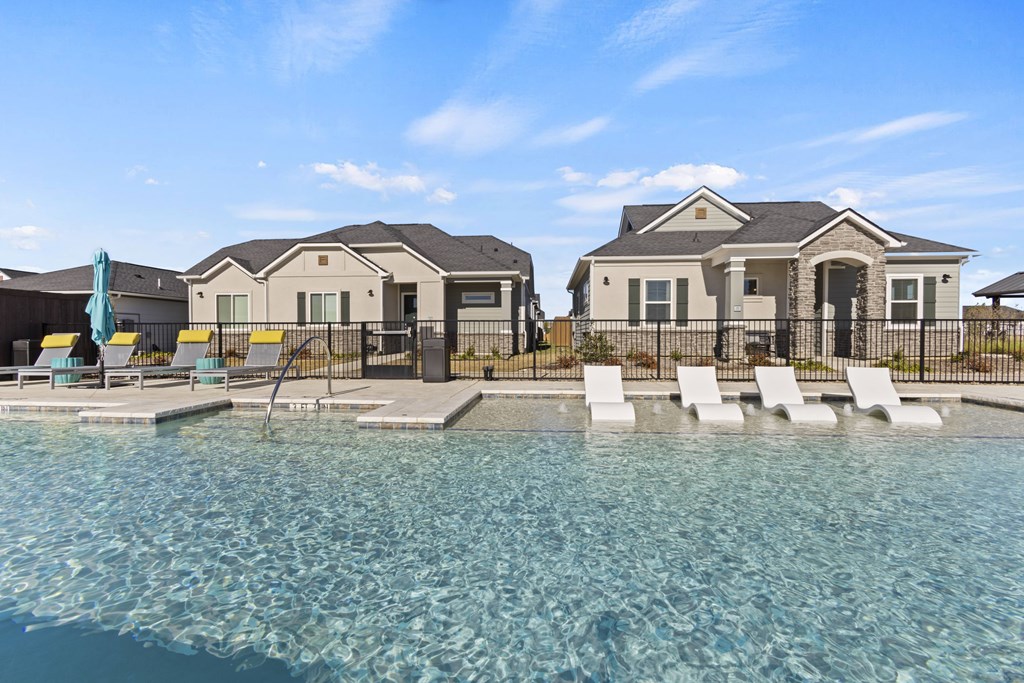 Resort-style pool and lounging at Avilla Lakeridge in Arlington, TX 76002.