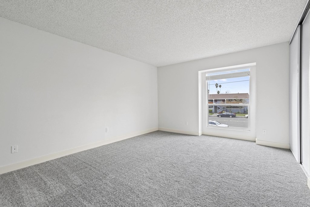 Room with window at Stony Creek Apartments, California, 95401