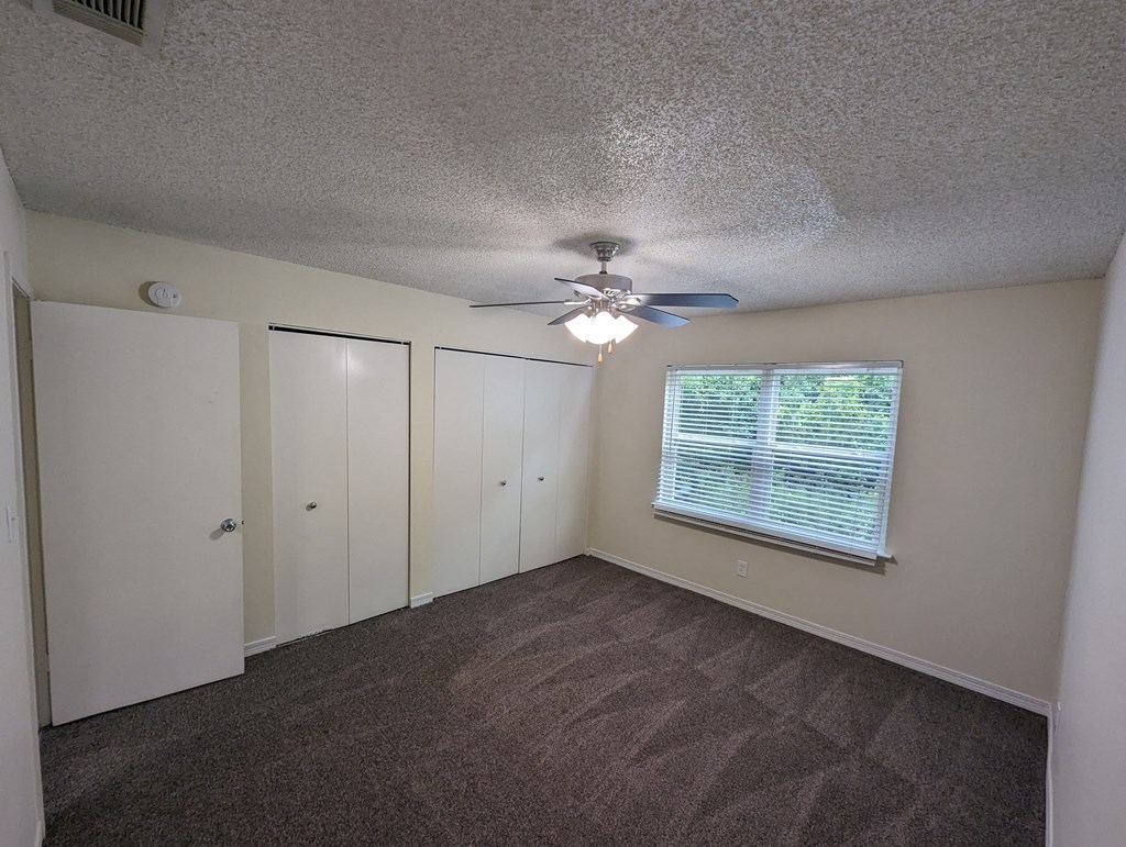 Large one bedroom  with ceiling fan