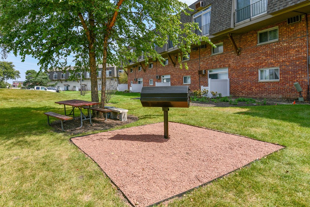 our apartments have a picnic area and a grillat Fox Run Apartments, St. Charles, IL, 60174