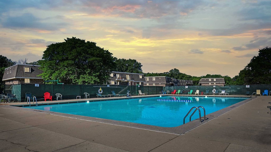 Swimming Pool at Aspen Ridge Apartments, Illinois, 60185