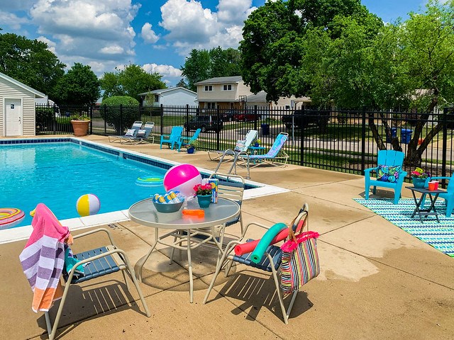 Pool area at Fox Run Apartments, Illinois