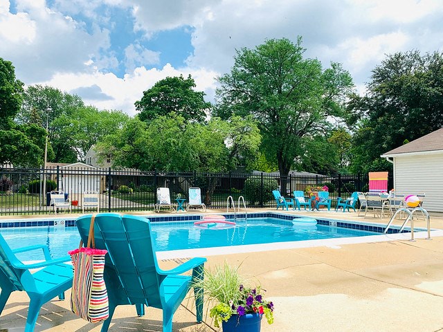 Swimming Pool at Fox Run Apartments, St. Charles, 60174