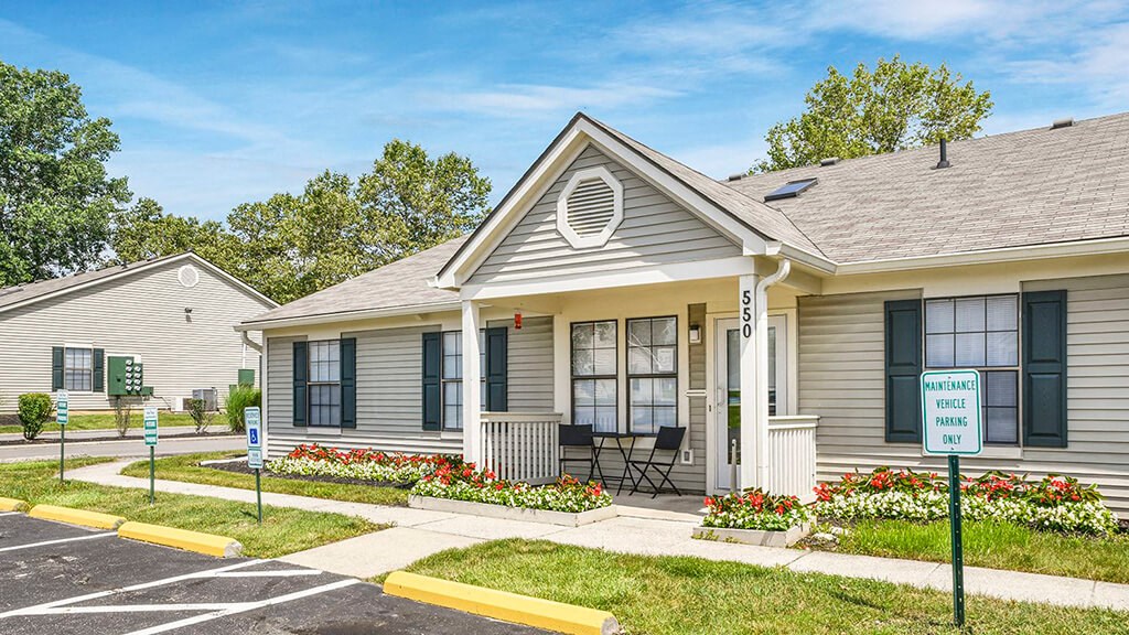 Garden in front of entrance at Oak Run Apartment Homes, Ohio, 43228