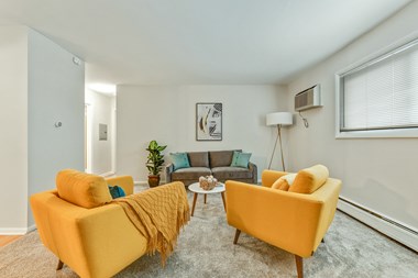 Living room with yellow chairs - Photo Gallery 4