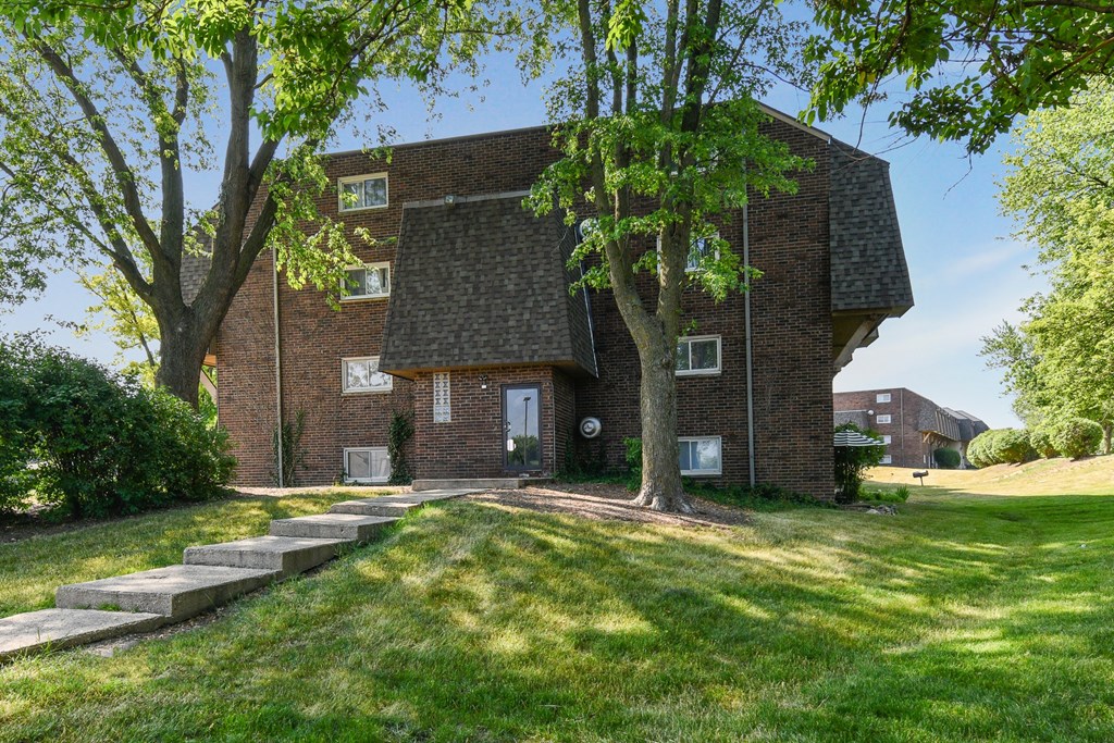 Quiet and quaint backyard shot at Fox Run Apartments in St Charles IL 60174