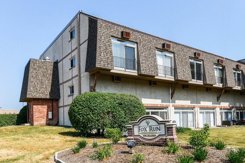 Side view  at Fox Run Apartments, St. Charles, 60174